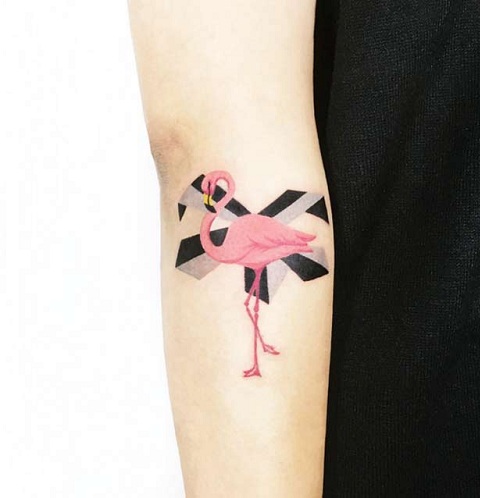 Flamingo tetoválás az alkaron