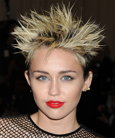 Spiky Blonde frisure til langt hår