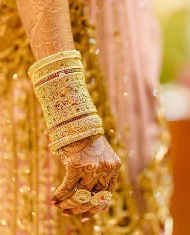 Teljes kézzel készült menyasszonyi karkötő arany színben