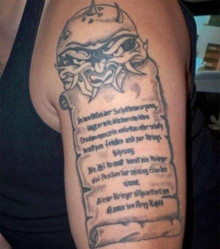 Billedrulle -tatoveringer på armen