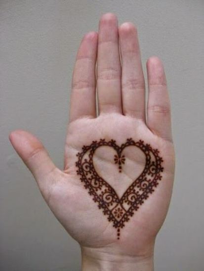 Enkle hjerteformede Mehendi -designs til håndflade