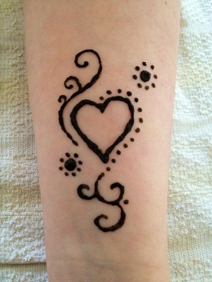 Seneste Heart Mehendi Design til underarm