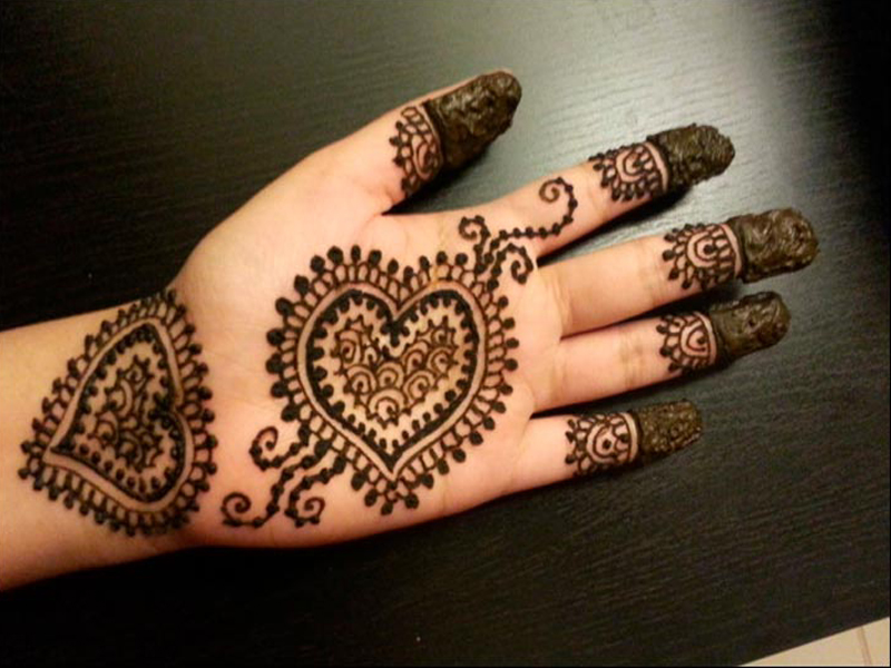 Hjerteformede Mehndi -designs med billeder