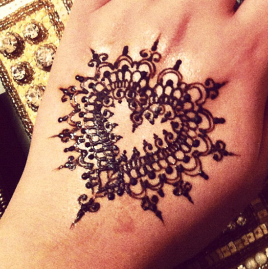 Tykke mørke hjerte Mehndi -designs