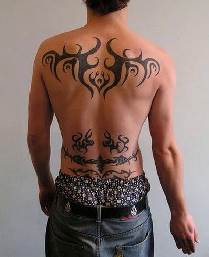 Alsó hátsó törzsi tetoválás