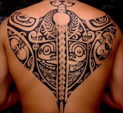 Absztrakt törzsi hát tetoválás
