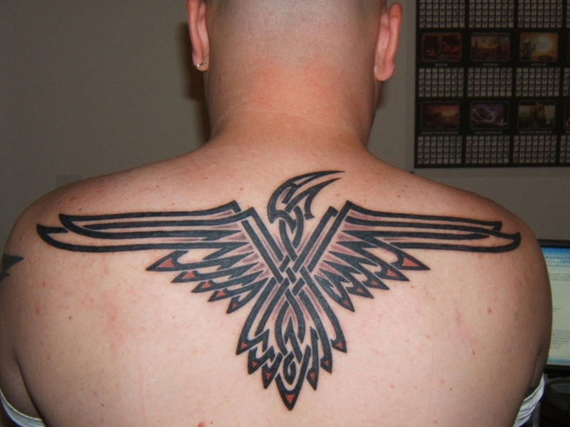 Törzsi hátsó tetoválások férfiaknak a legjobb tervekkel és ötletekkel