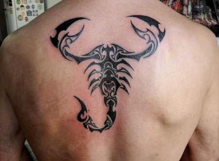 Skorpió hátsó tetoválás