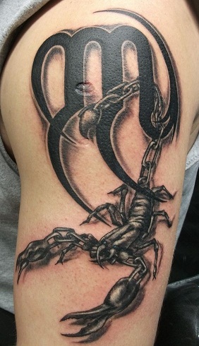 Zodiákus stílusú skorpió tetoválás