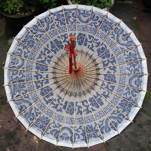Kék virágos kínai esernyő