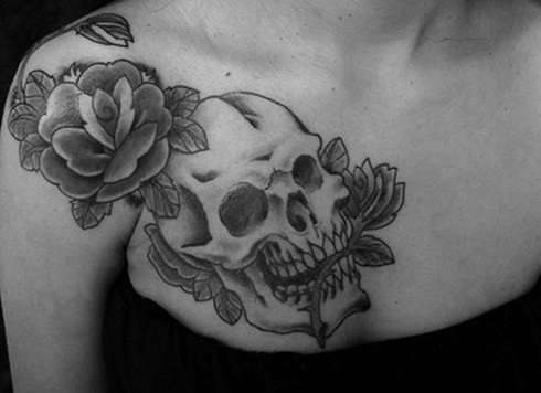 Koponya rózsákkal galléros csont tetoválás