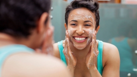Tisztítsa meg bőrét naponta