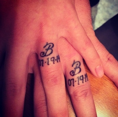 Imponerende vielsesringfinger tatoveringer Design