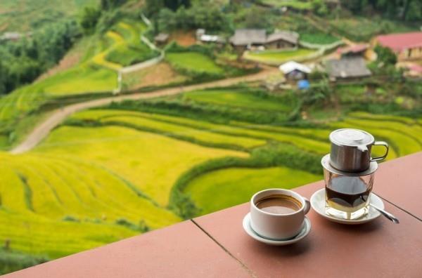 Seikkailu maailmanlaajuisesti matkustaa kupillinen vietnamilaista kahvia