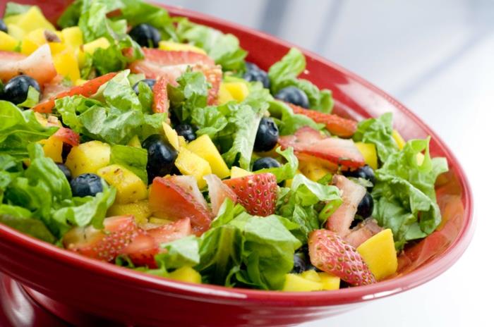 Laihtua hypnoosin avulla syö terveellistä salaattia