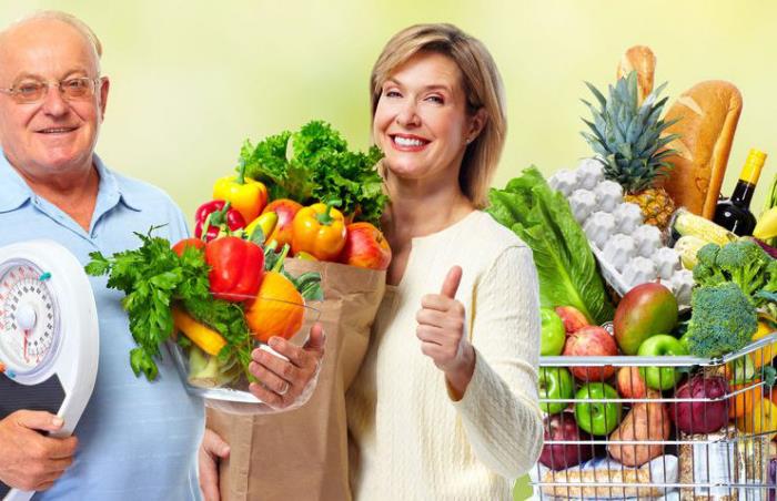 Laihtuminen ikäinen mies nainen ostoksia terveellistä ruokaa tuoreita hedelmiä ja vihanneksia