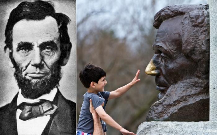 Abraham Lincolnin patsaskuva, jossa on lapsen prominews