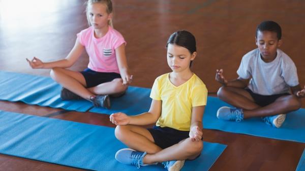 Koululaiset meditoivat joogatunnin aikana