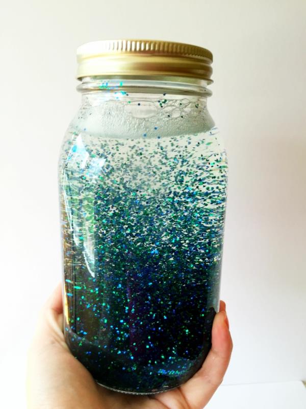 Mindfulness -harjoitukset lapsille glitterilasi