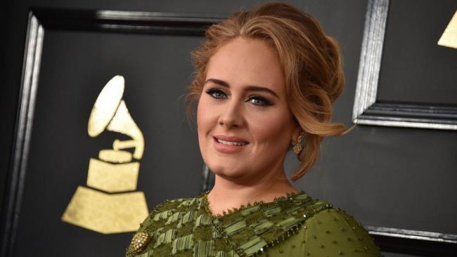 Adele -brittiläinen menestynyt laulaja voitti 15 Grammy -palkintoa