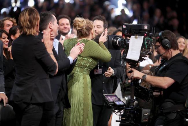 Adele menestyi brittiläisenä laulajana Happy Simon Konecki 2017 Grammy Awards -gaalassa