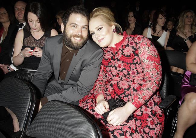 Adele -brittiläinen menestyvä laulaja on tyytyväinen Simon Koneckiin