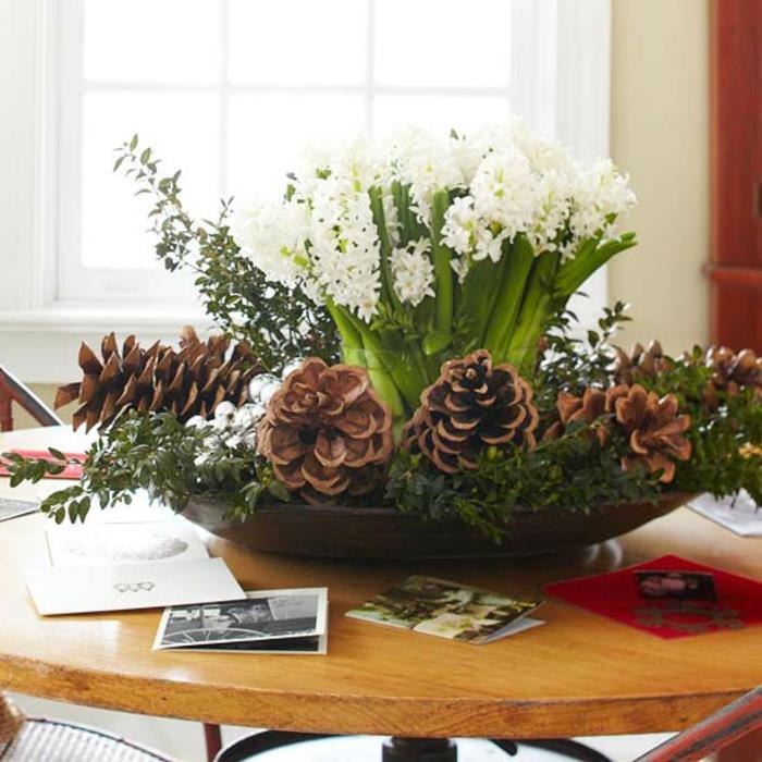 Tee oma adventtijärjestely joulupöytäkoristeilla, kukilla, männynkäpyillä