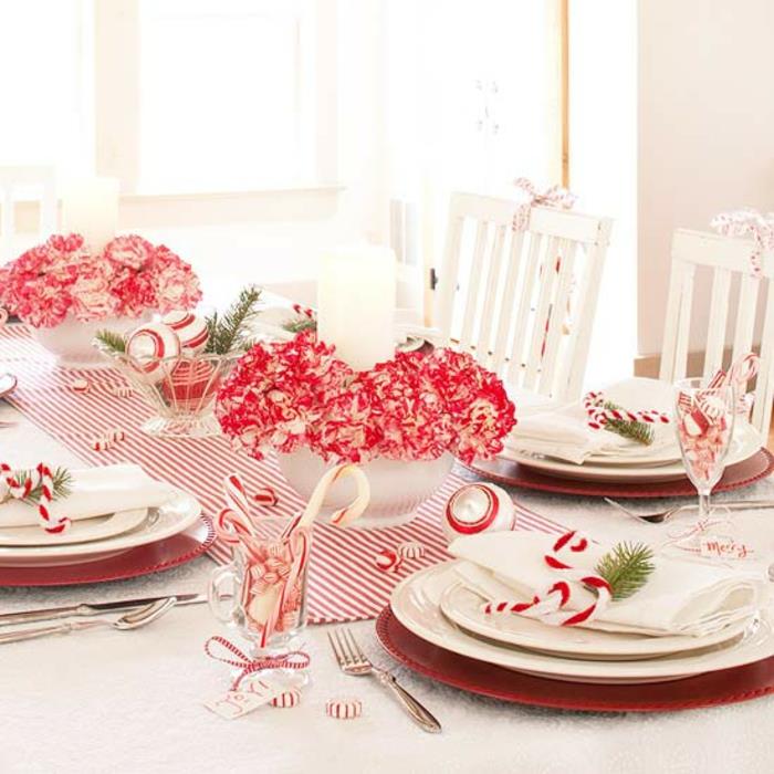 Tee oma adventtijärjestely joulupöydän koristuksille, punaisille ja valkoisille karkkeille