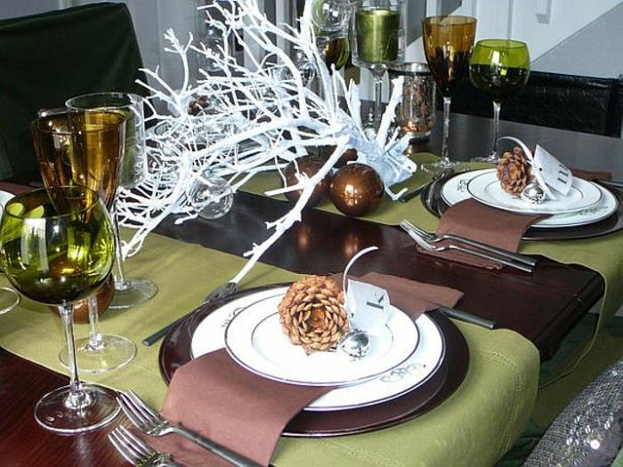 Adventtijärjestelyt kuvat maalaismainen pöytäkoristeita joulukävylle