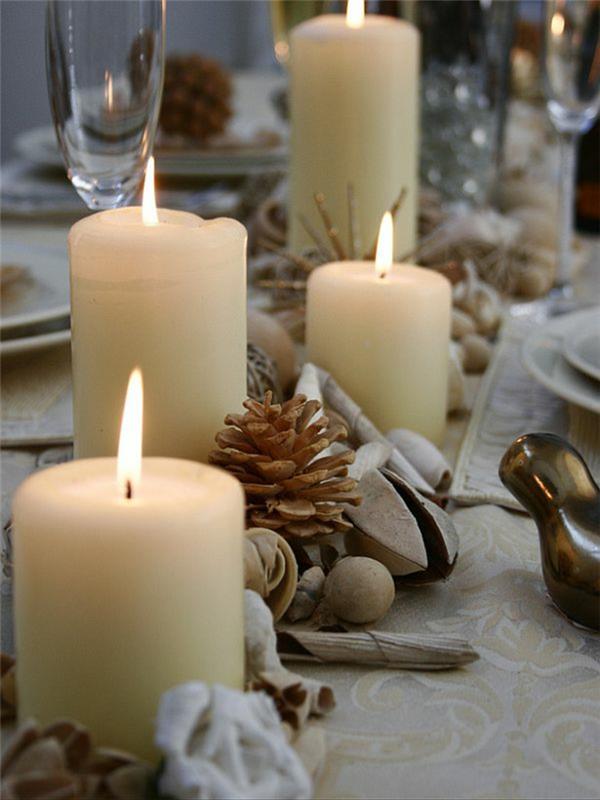Adventtijärjestelyt kuvat Joulupöydän koristeet kynttilät männynkäpyjä
