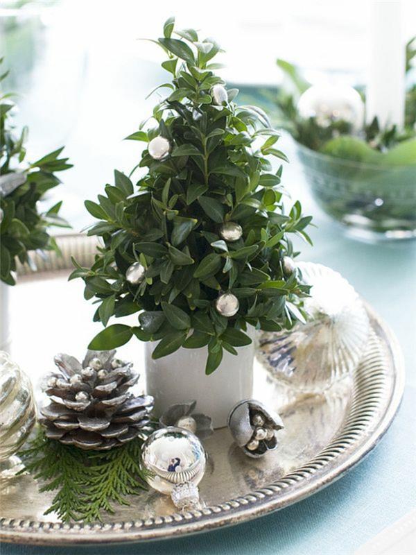 Adventtijärjestelyt kuvat Joulupöydän koristelu hopeanvihreitä oksia