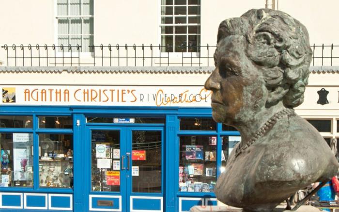 Agatha Christien patsas kohosi