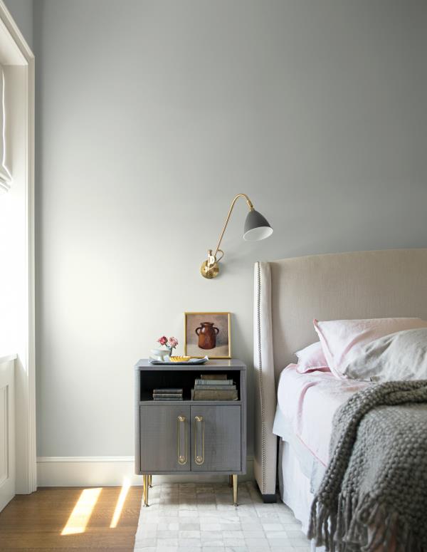 Nykyiset seinän värit, vaaleanharmaat makuuhuoneessa, ovat edelleen kysyttyjä kodikkaasta huoneilmapiiristä