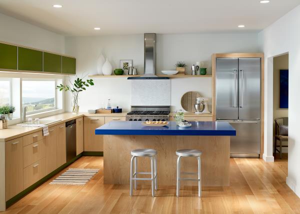 Nykyiset seinän värit luonnonvalkoiset seinillä moderni keittiö paljon puuta modernit keittiökoneet Keittiön saarilevy tummansininen