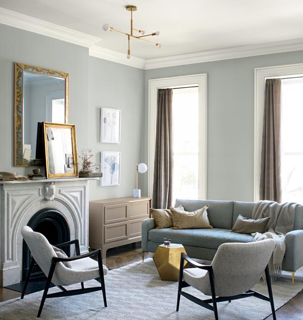 Nykyiset seinävärit mukava olohuone Jotkut harmaan sävyt beige takka pehmustetut huonekalut näyttävät kutsuvilta