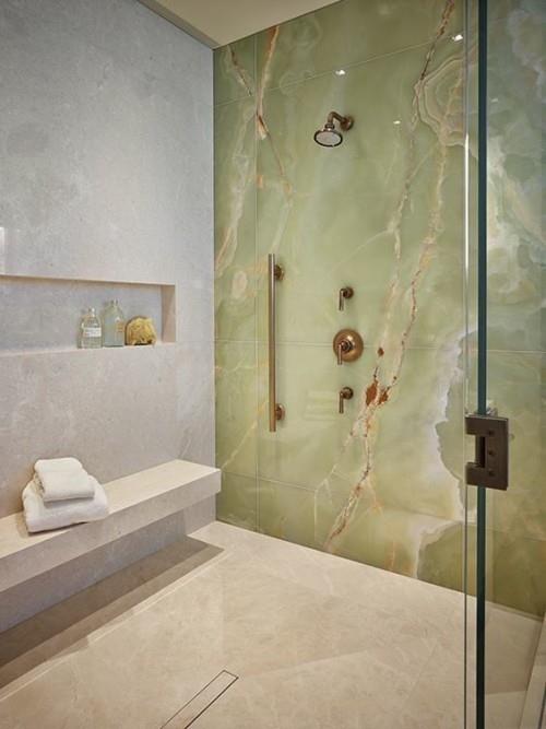 Aksenttiseinä moderni seinän suunnittelu marmori kylpyhuoneessa minimalistinen kylpyhuone design lasiseinä