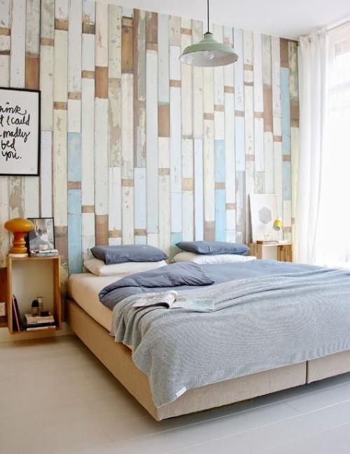 Korostusseinä moderni seinäsuunnittelu makuuhuone eriväriset puulaudat maalaismainen