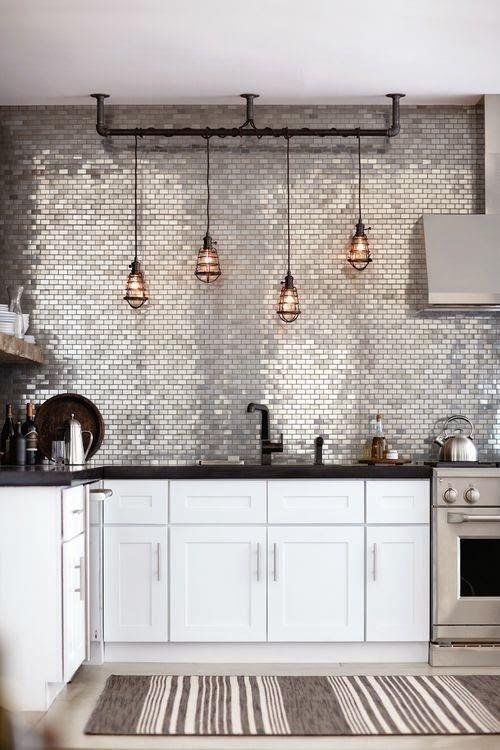 Aksenttiseinä moderni seinän muotoilu kimaltelevat laatat erittäin houkuttelevia keittiössä