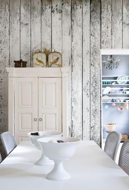 Aksenttiseinän moderni seinärakenne käyttää haalistua puuta tuomaan retro -kosketuksen moderniin ruokasaliin