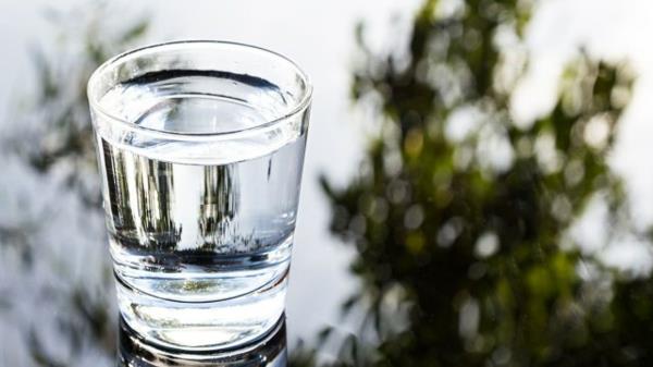 Alkalinen vesi korkea pH terveellinen elämäntapa vesijohtovesi