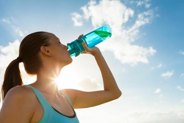 Alkalinen vesi, korkea pH -arvo terveelliseen elämäntapaan tarkoitettu vesi harjoituksen jälkeen