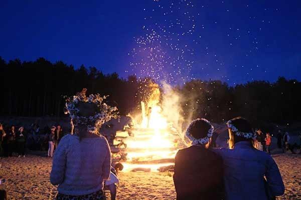 Muinainen pakanallinen perinne juhlia kesäpäivänseisausta sytyttämällä tulen tanssia