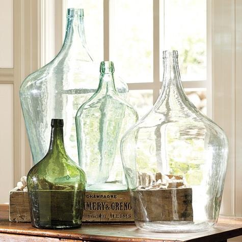 Vanhanaikaiset pullot sisustus koristavat keittiön ikkunaa