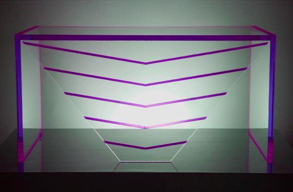 Tunnelma violetissa sisustuksessa akryylipöydän aksentteja