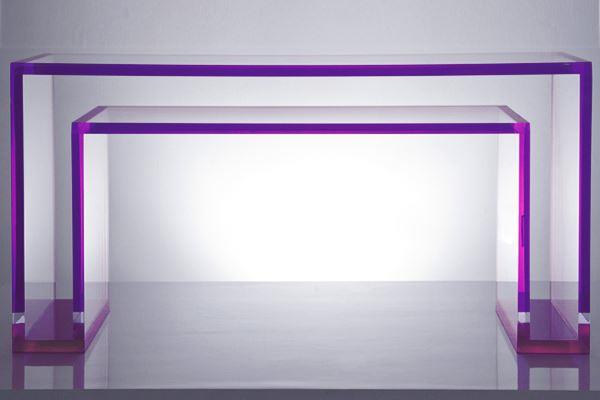 Ambiente-violetti-sisustus-akryylipöytä