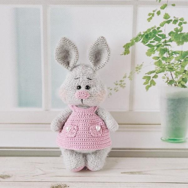 Amigurumi virkattu pupu - ideoita pääsiäiseksi inspiroimaan ja jäljittelemään harmaata pupun söpöä vaaleanpunaista mekkoa