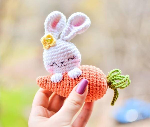 Amigurumi -virkattu pupu - ideoita pääsiäiseksi inspiroimaan ja jäljittelemään pääsiäispupu porkkanaa