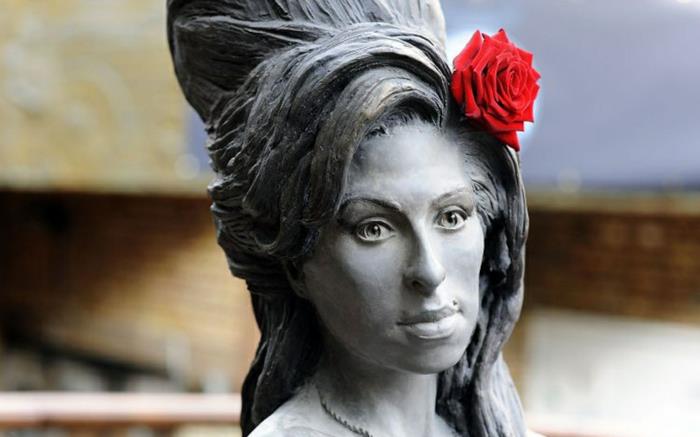 Amy Winehousen patsas kukkien promovilla