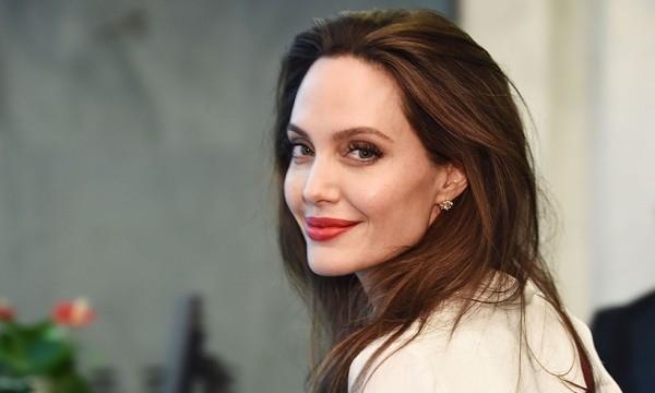 Angelina Jolie Hollywood -tähti nauraa, mutta on vakavassa elämänkriisissä