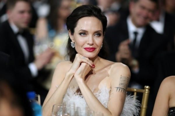 Angelina Jolie hymyili kasvoillaan